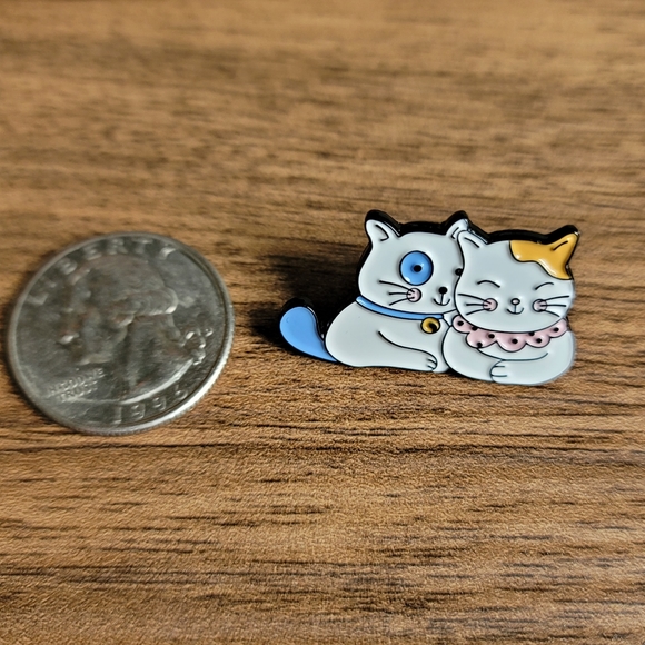 Two Cats Cuddling Enamel Pin - Picture 2 of 3